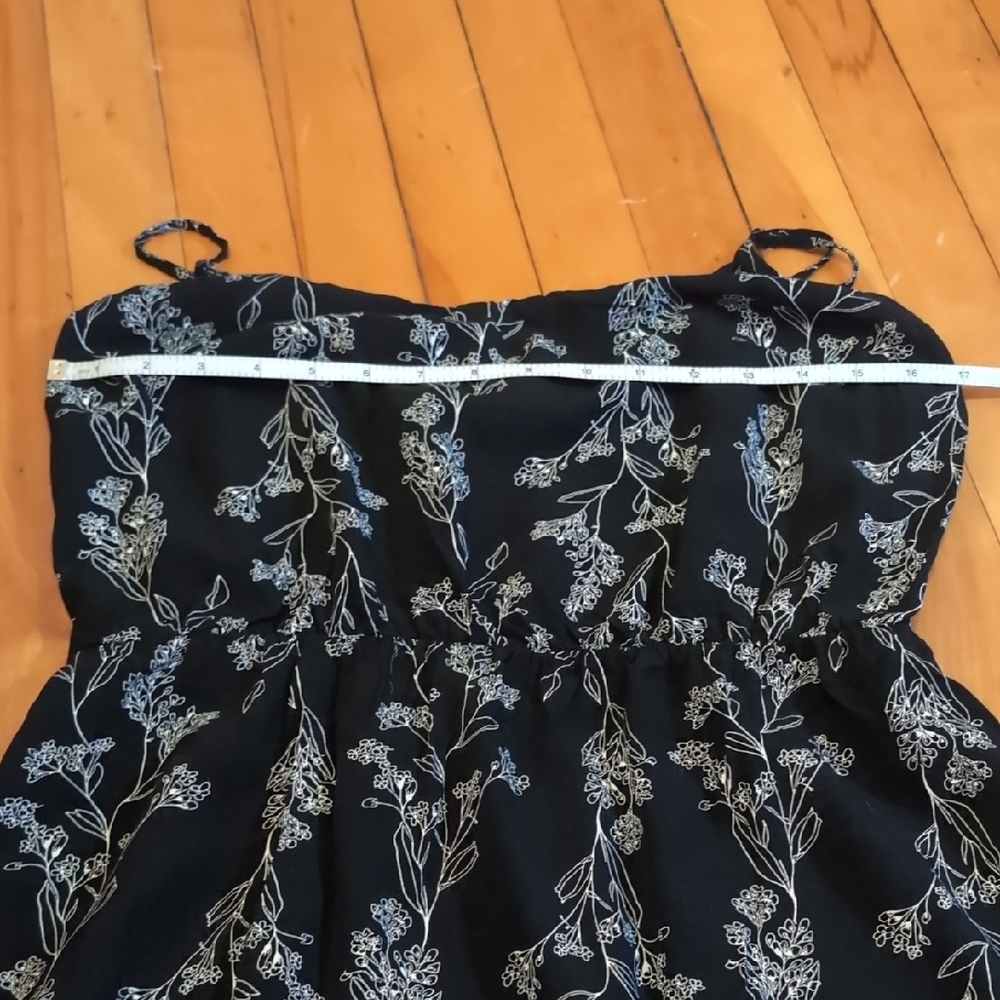 Chic Black Dress with Floral Design - Picture 5 of 9